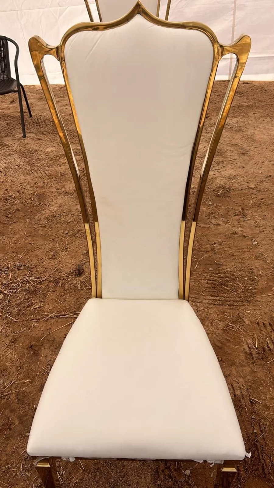 Chaise de cérémonie dorée, assise claire, produit livré