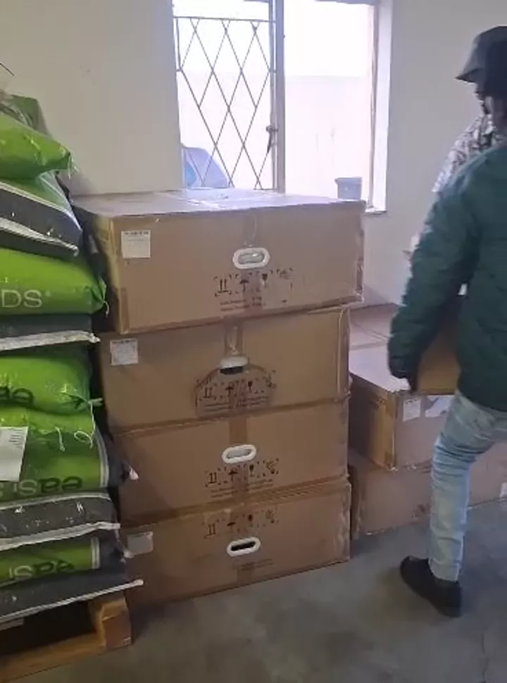 Entrepôt avec cartons empilés