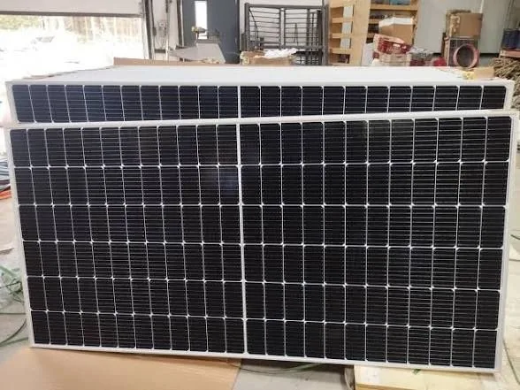 Panneaux solaires photovoltaïques stockés en entrepôt
