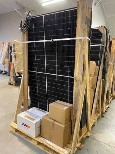 Panneaux solaires sur chevalets bois et cartons, entrepôt